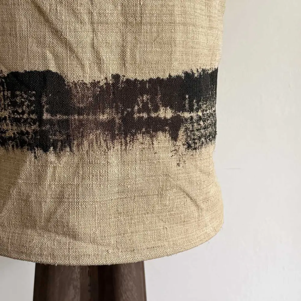 Lampe avec pied en bois foncé et abat-jour artisanal chanvre ancien ficelle peint à la main noir et brun foncé.