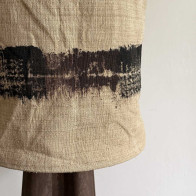 Lampe avec pied en bois foncé et abat-jour artisanal chanvre ancien ficelle peint à la main noir et brun foncé.