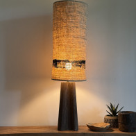 Lampe avec pied en bois foncé et abat-jour artisanal chanvre ancien ficelle peint à la main noir et brun foncé.