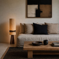 Lampe avec pied en bois foncé et abat-jour artisanal chanvre ancien ficelle peint à la main noir et brun foncé.