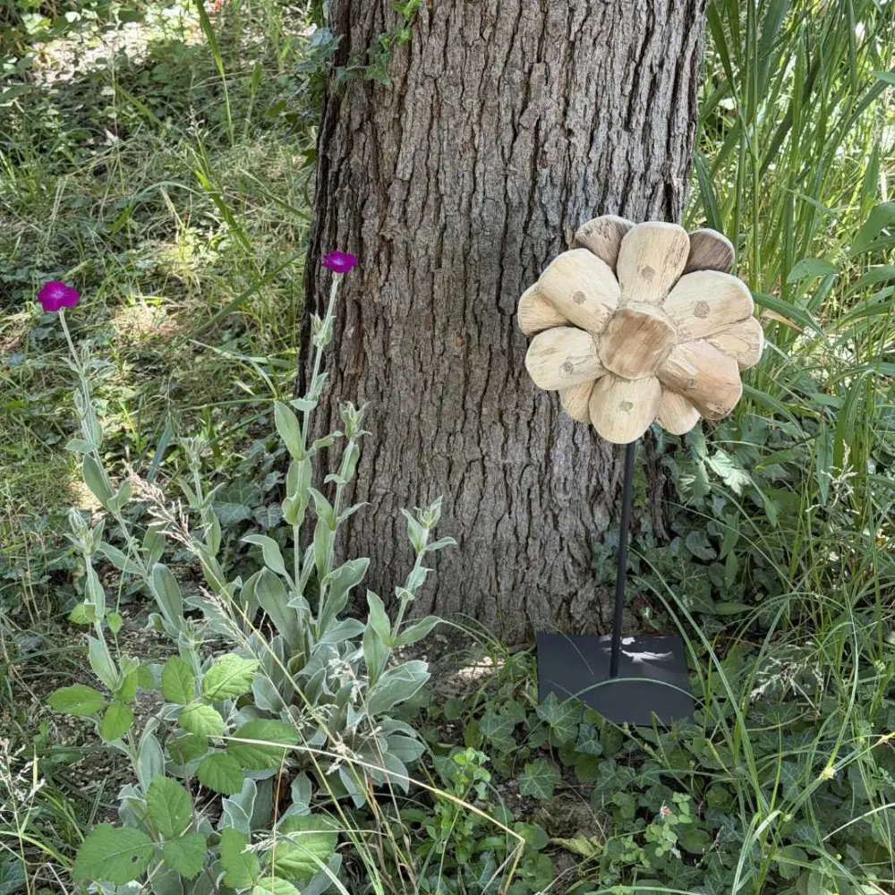 Fleur décorative en teck sur socle métal - Objet déco naturel
