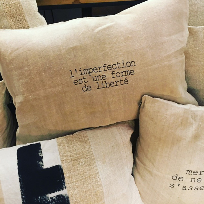 Coussin texte "L'imperfection est une forme de liberté" - Coussin en lin, coussin en chanvre ancien