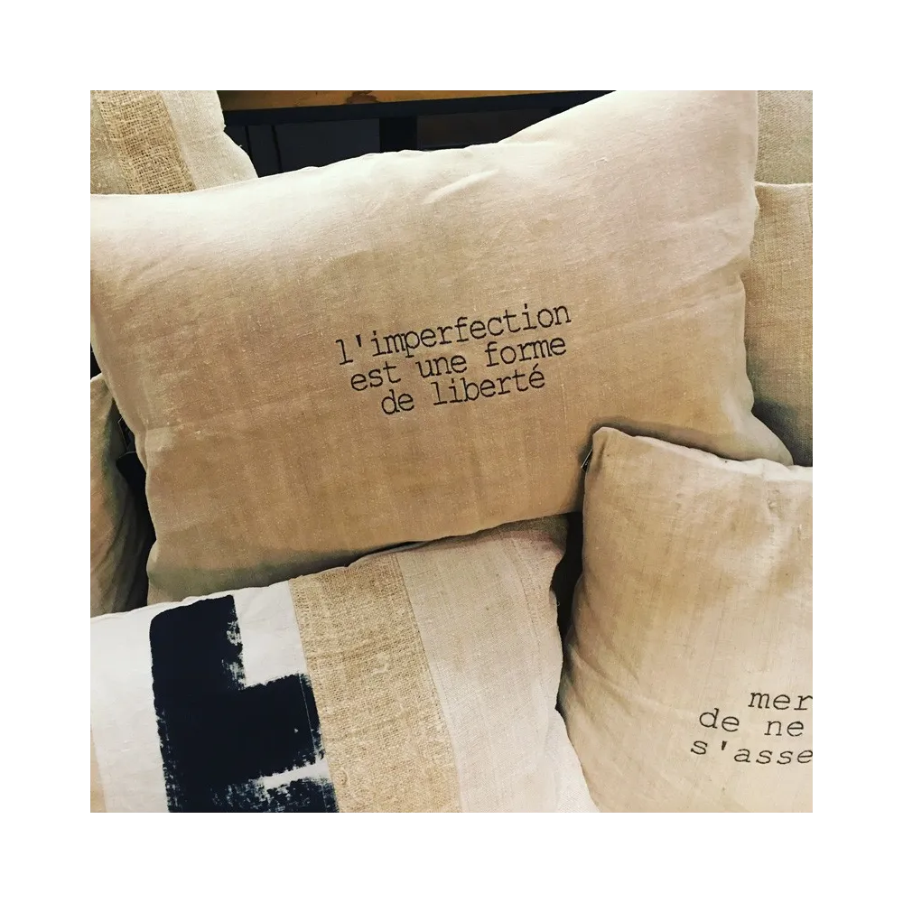 Coussin texte "L'imperfection est une forme de liberté" - Coussin en lin, coussin en chanvre ancien